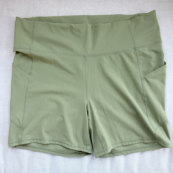 Fabletics Women's PureLuxe Oasis High-Waisted 6" Inseam Shorts Green 3X Plus - Picture 3 of 9